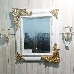 Стилно огледало с бяла рамка и златни орнаменти 